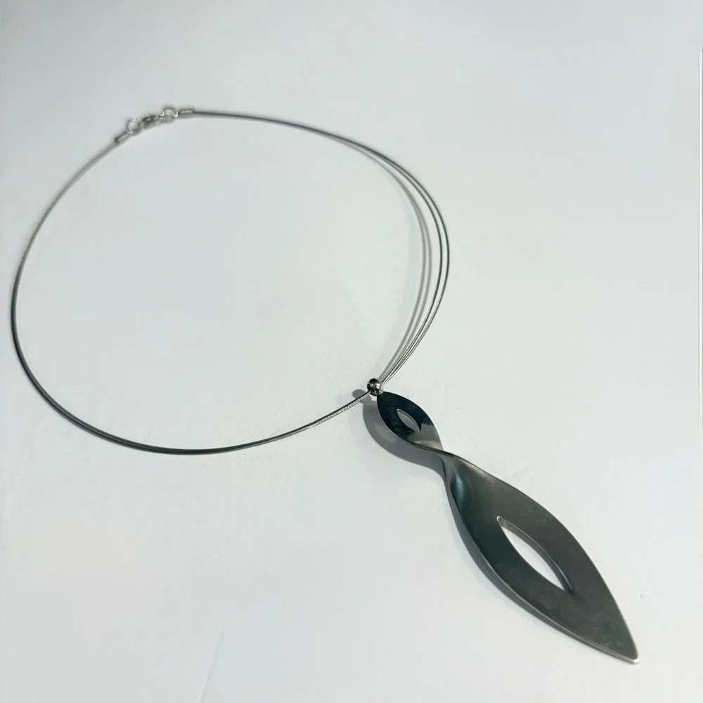 Vintage Wire Curved Swerve Pendant Choker Necklace